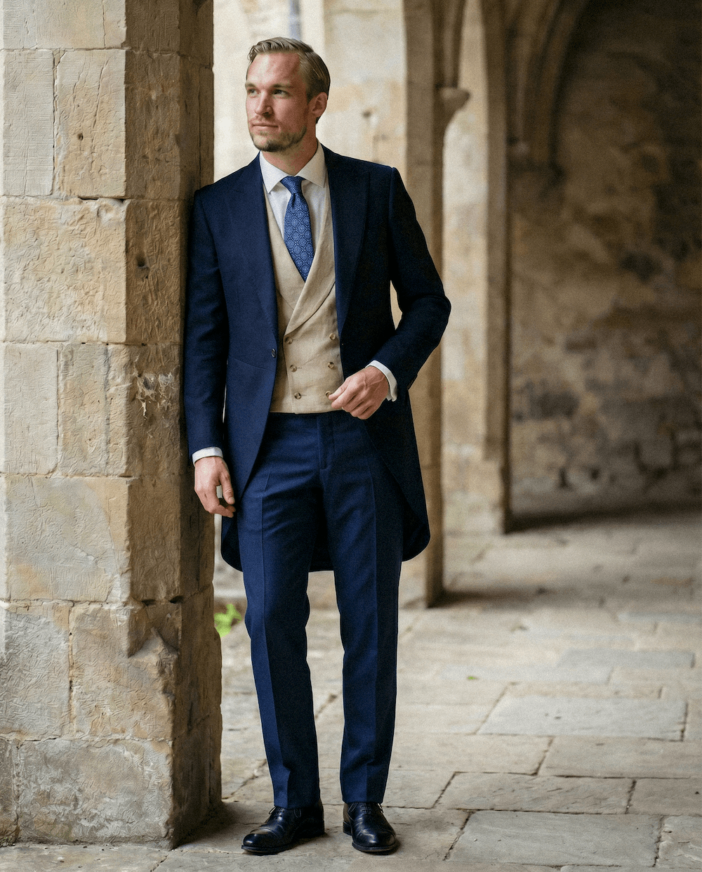 Jaquette de location bleu marine avec gilet beige — Le Vestiaire Blatin